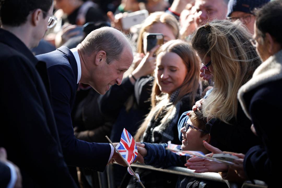 Príncipe William recebe o carinho das pessoas que estão aguardando para ver a rainha Elizabeth pela última vez