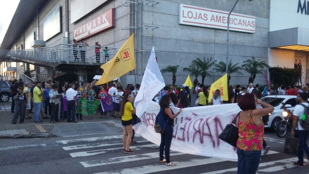 Manifestantes cobraram resoluÃ§Ã£o do inquÃ©rito da morte de Marielle Franco e protestaram contra feminicÃ­dios no RN (Foto: SÃ©rgio Henrique Santos/Inter TV Cabugi)