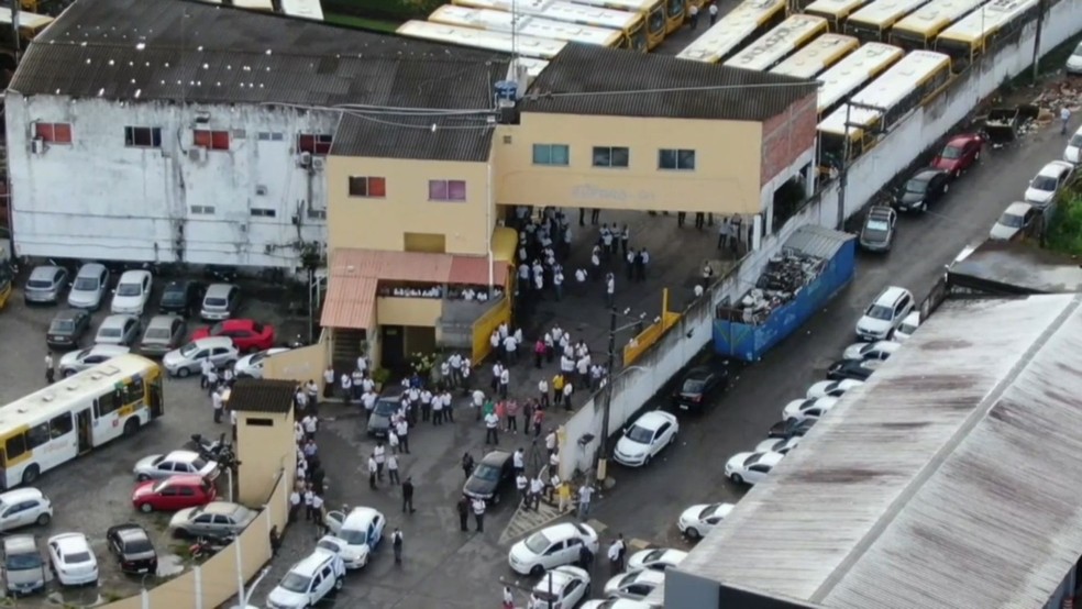Rodoviários do transporte público de Salvador fizeram assembleia nas garagens, nesta quinta-feira (4) — Foto: TV Bahia