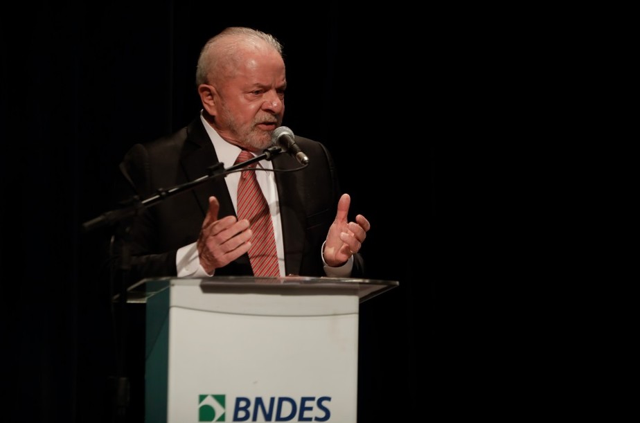 Lula discursa durante cerimônia de posse de Aloizio Mercadante na presidência do BNDES