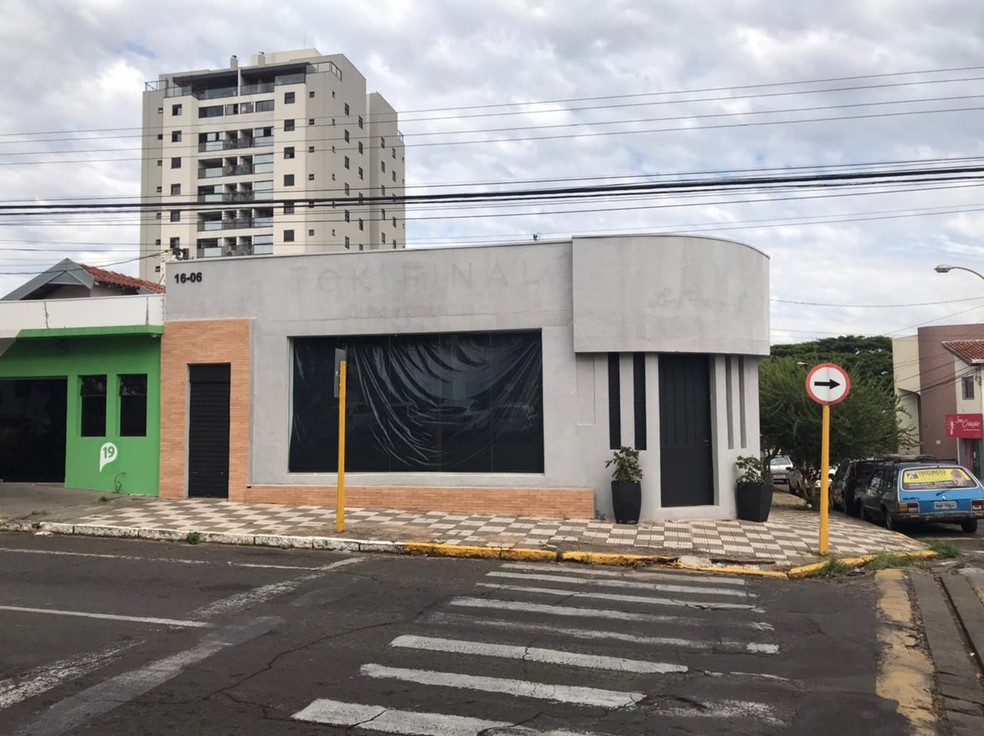 No local onde a empresa funcionava em Bauru, o letreiro foi retirado e uma lona foi colocada na vitrine  — Foto: Rafael Ferraz / TV TEM 