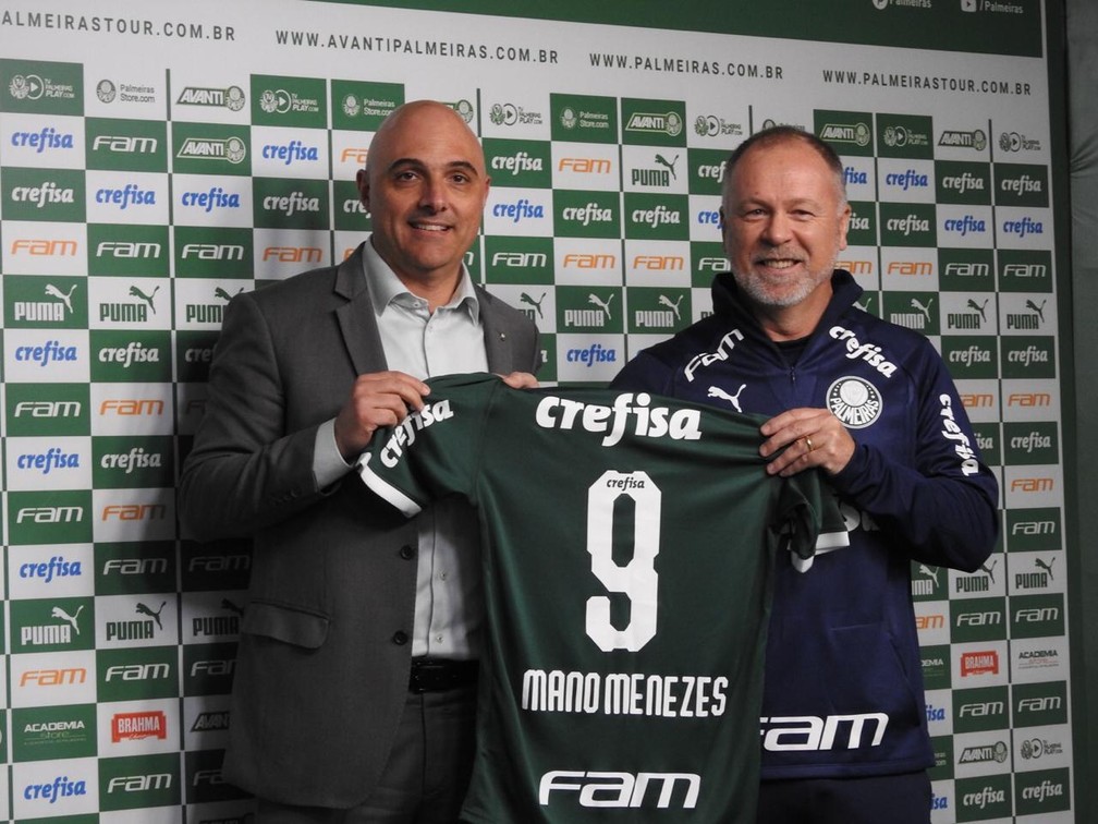 Mano Menezes recebe camisa do Palmeiras das mãos de Maurício Galiotte — Foto: Felipe Zito