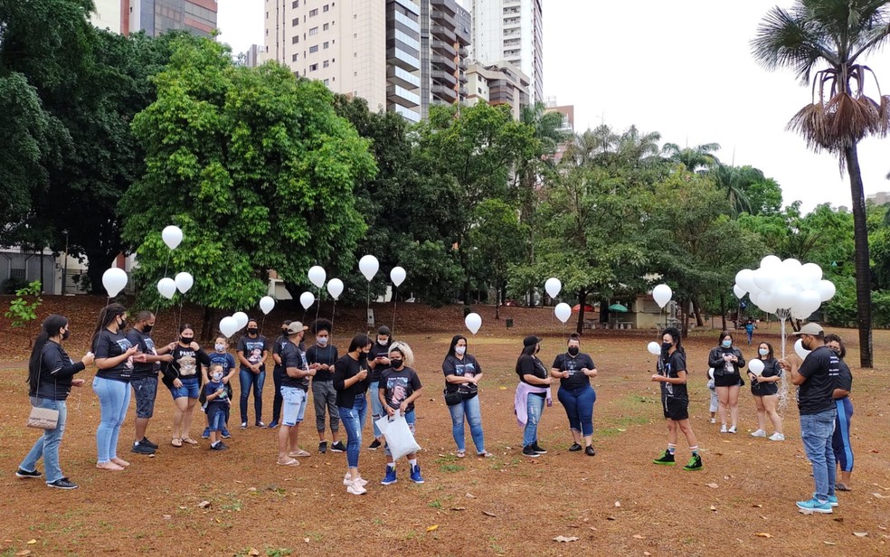 Família e amigos de Ariane Bárbara Oliveira fazem ato em homenagem à jovem, em Goiânia, Goiás — Foto: Delúbio Reis/TV Anhanguera