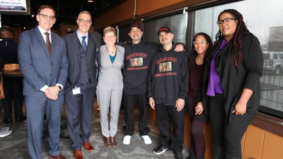 Os irmãos DeJesus ao lado de alguns dos estudantes e advogados que trabalharam para reinvestigar seu caso e provar sua inocência — Foto: WMU-Cooley Law School Innocence Project/BBC