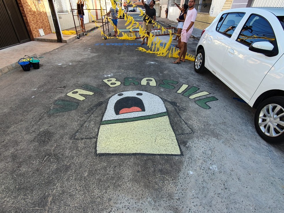 Pintura "Vai Brasil!" na Rua Intendente Nuno Pinho — Foto: Arquivo pessoal