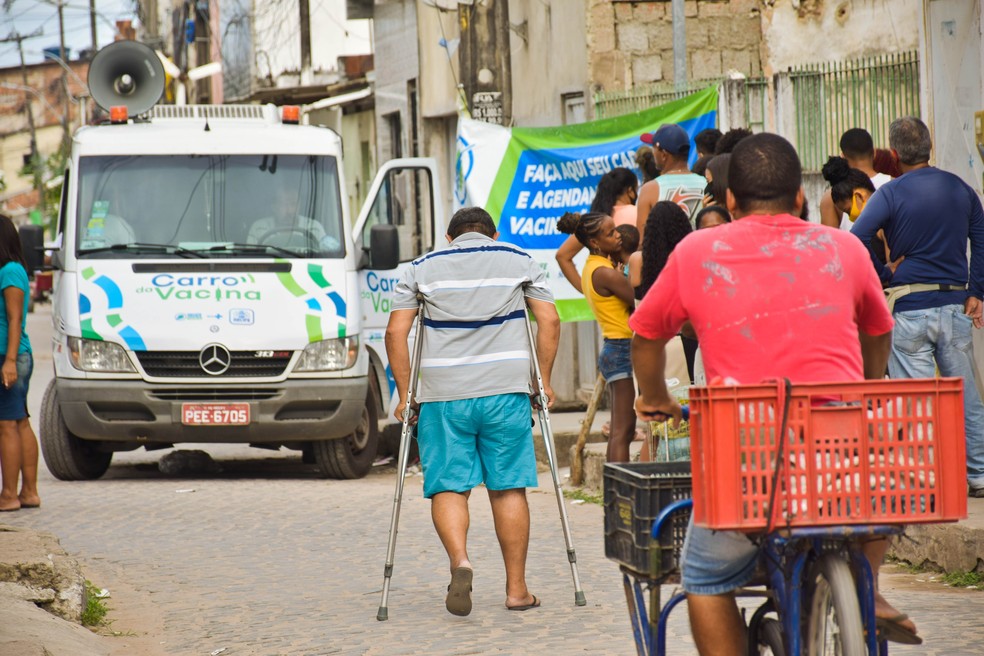 Carro aplica doses da vacina contra a Covid-19 em comunidades do Recife — Foto:  Daniel Tavares/PCR