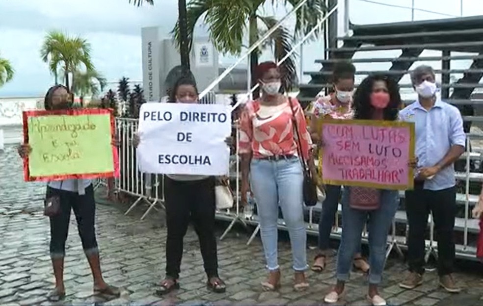 Pais, professores e funcionários de escolas particulares de Salvador fizeram protesto para pedir retorno das aulas presenciais  — Foto: Reprodução/TV Bahia