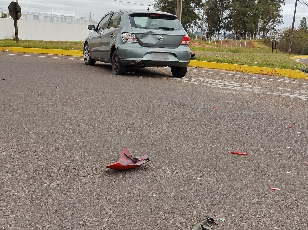 Acidente entre carro e motocicleta foi registrado na manhã deste domingo (20) — Foto: Stephanie Fonseca/G1