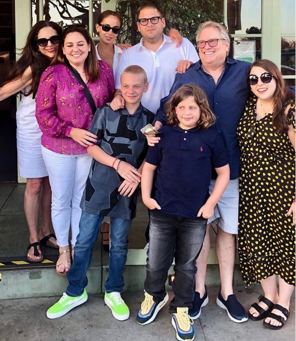 O ator Jonah Hill, sua noiva Gianna Santos (no centro) e família de Hill (Foto: Instagram)
