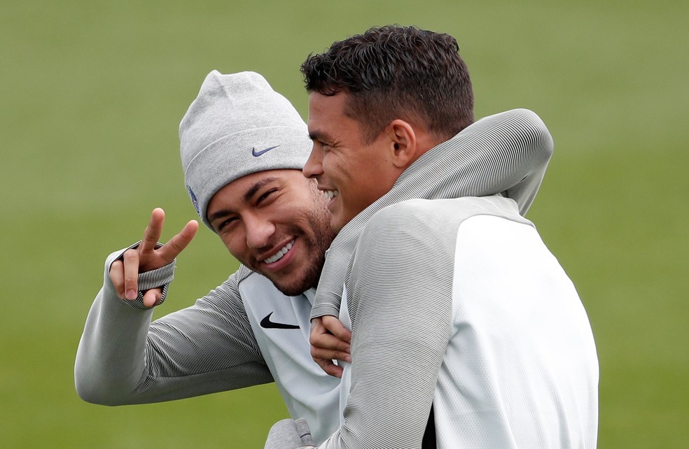 Neymar e Thiago Silva entrosados no treino do PSG (Foto: Reuters)