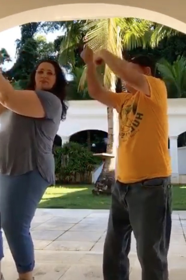 Renato Aragão faz dancinha de Manu Gavassi (Foto: Reprodução/Instagram)