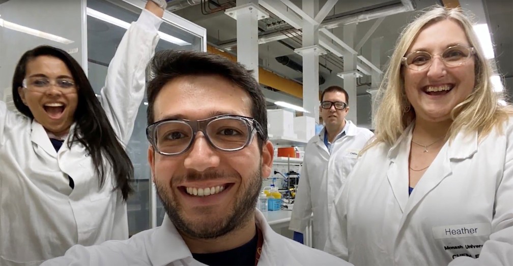 Integrantes da equipe de pesquisa liderada pela Universidade Monash posam para uma foto em Melbourne, na Austrália, em imagem capturada de um vídeo  — Foto: Departamento de Engenharia Química da Universidade Monash/Divulgação via Reuters