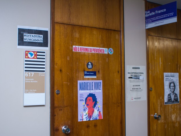 A porta do gabinete de Sâmia Bomfim, onde se vê a placa de rua em homenagem à Marielle Franco (Foto: Júlia Seabra)