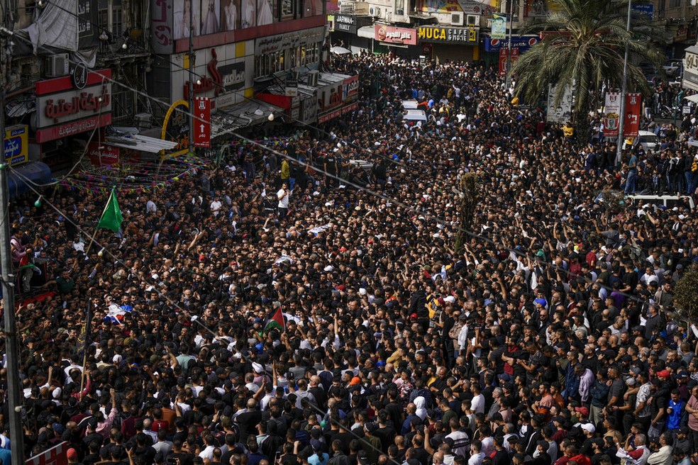 Multidão participa de funeral de palestino morto durante ação do Exército de Israel em Nablus, na Cisjordânia, em 25 de outubro de 2022. — Foto: Majdi Mohammed/ AP