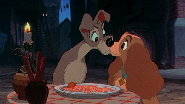 Em 'A Dama e o Vagabundo' (1955), os cãezinhos dividem espaguete e trocam beijo que marcou gerações (Foto: Divulgação)
