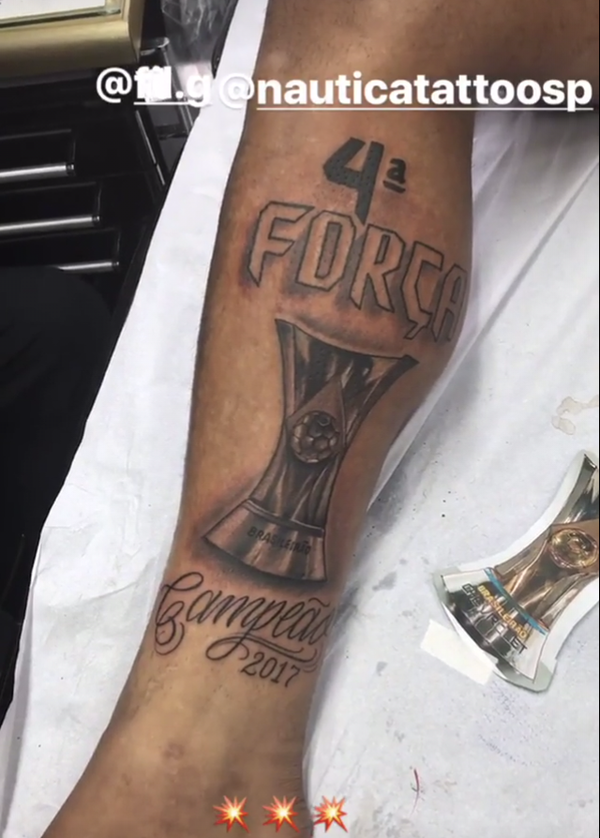Kazim, do Corinthians, faz tatuagem da taça do Brasileirão: 