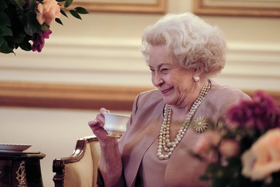 Maggie Sullivan como a rainha Elizabeth II (Foto: Divulgação/Lifetime)