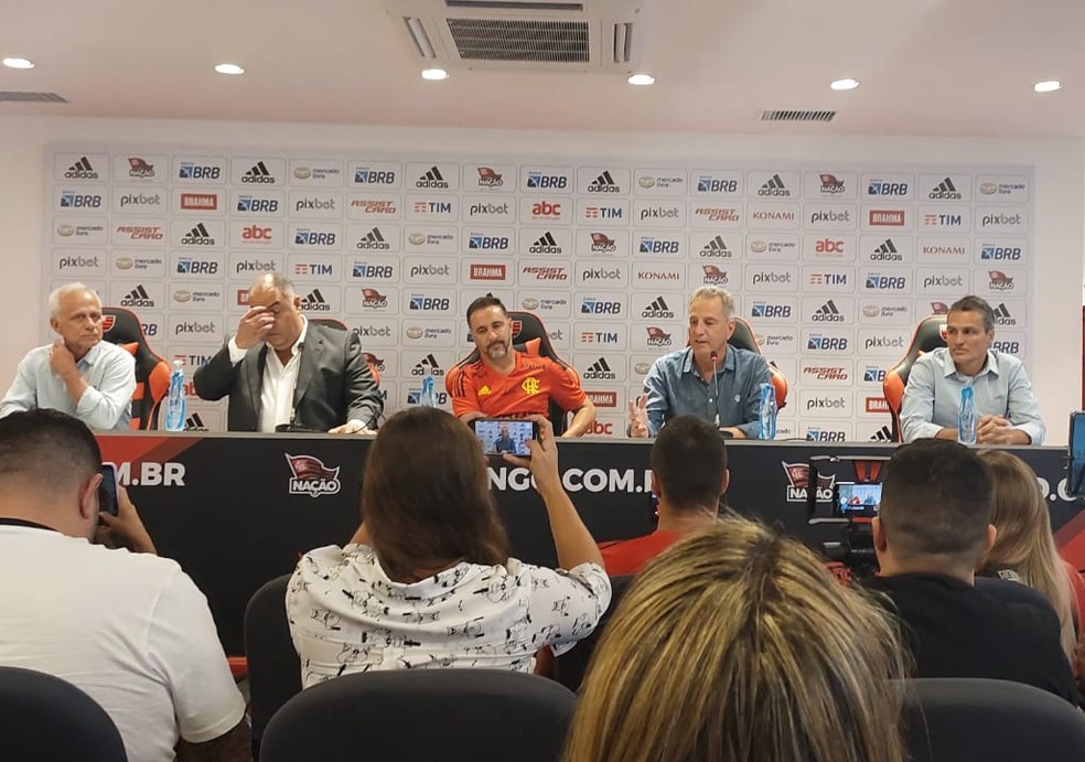 Vitor Pereira foi apresentado como novo treinador do Flamengo no dia 3 de janeiro &mdash; Foto: Fred Gomes
