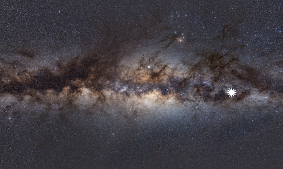 Esta imagem mostra a Via Láctea vista da Terra. O ícone de estrela marca a localização do objeto desconhecido. — Foto: Dra. Natasha Hurley-Walker (ICRAR/Curtin)
