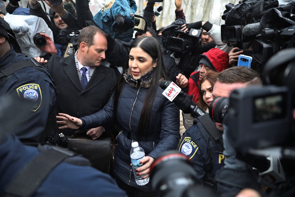 Emma Coronel Aispuro, esposa de El Chapo, sai do tribunal após o julgamento do traficante mexicano, em Nova York. — Foto: Reuters/Brendan McDermid
