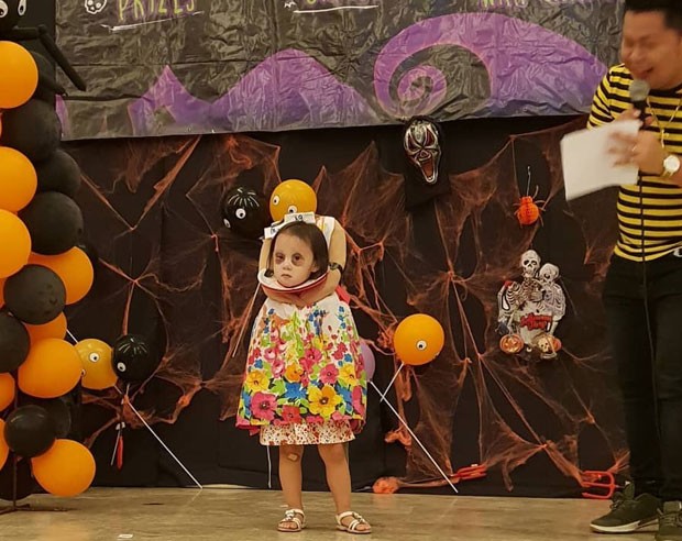 Menina de 2 anos faz sucesso com fantasia de decapitada no