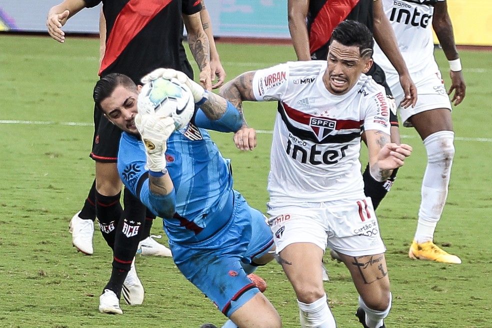 Jean, goleiro do Atl&eacute;tico-GO, com a bola no jogo contra o S&atilde;o Paulo &mdash; Foto: MARCOS SOUZA/NASCIMENTOSOUZAPRESS/ESTAD&Atilde;O CONTE&Uacute;DO