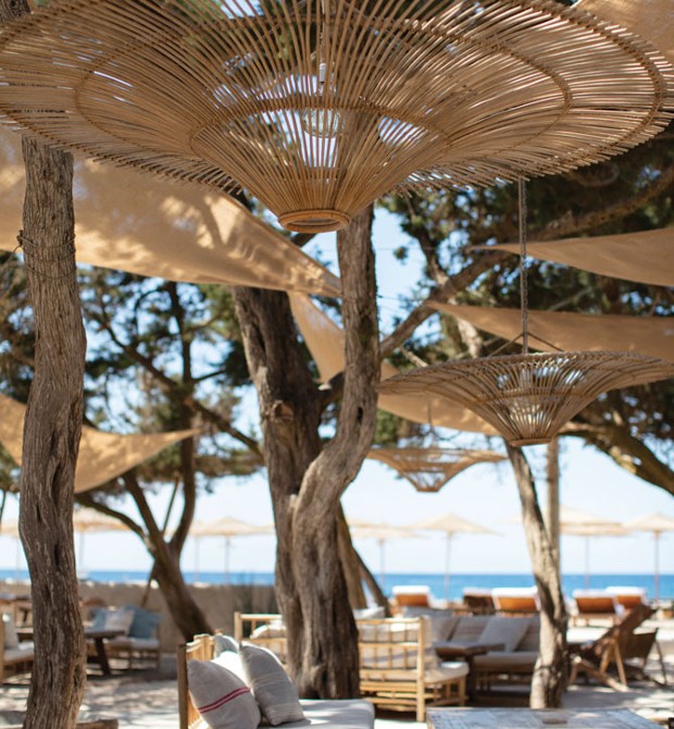 O terraço da Casa Jondal, em Ibiza, o quiosque de praia do chef Rafa Zafra que só abre na alta temporada (Foto: Divulgação)