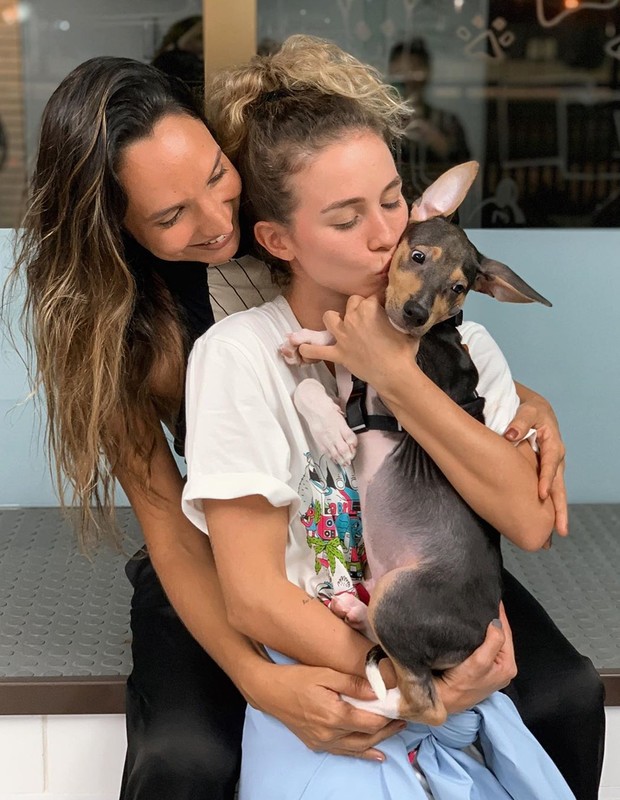 Maria Maya e Laryssa Ayres com o cachorrinho Bartô (Foto: Reprodução/Instagram)