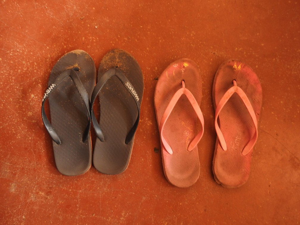 Sapatos usados todos os dias pela família — Foto: Raashi Saxena/Dollar Street