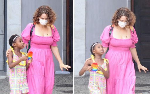 Leandra Leal é fotografada em passeio com a filha pelas ruas do Rio