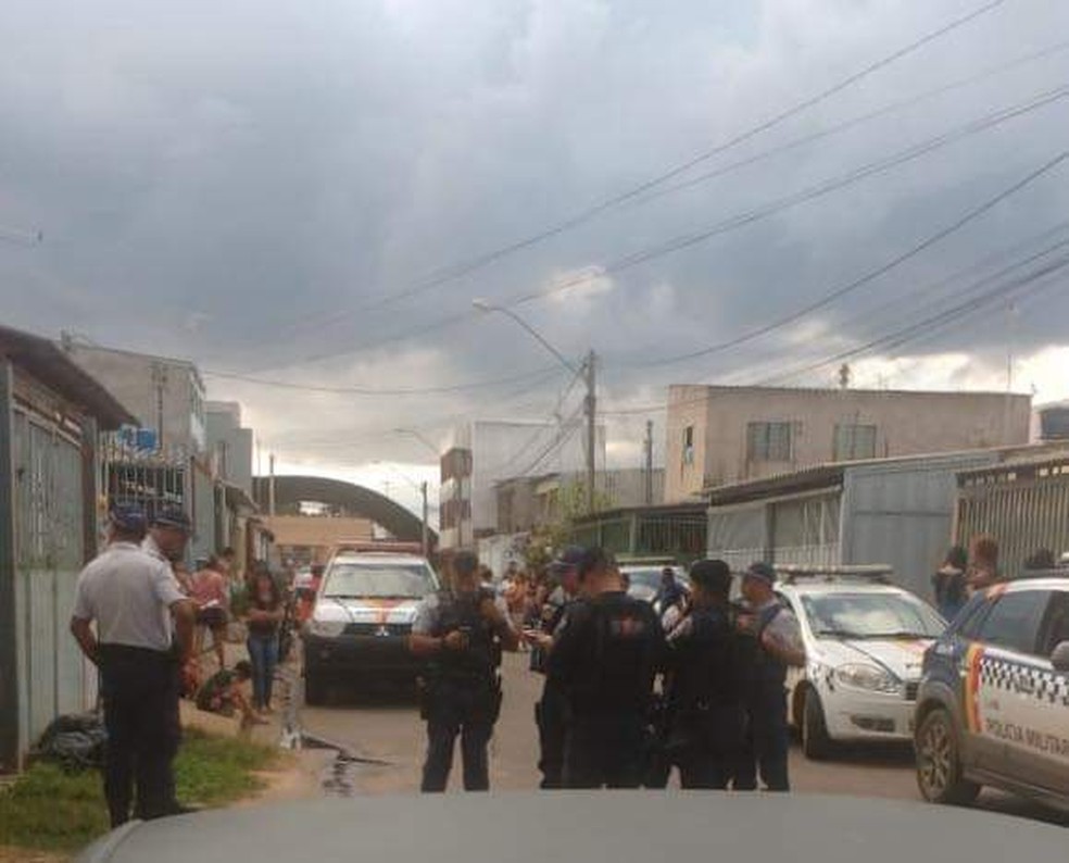 Policiais na rua onde Jaqueline Pereira dos Santos foi morta pelo ex-marido, em Santa Maria, no DF — Foto:  Foto: Arquivo pessoal