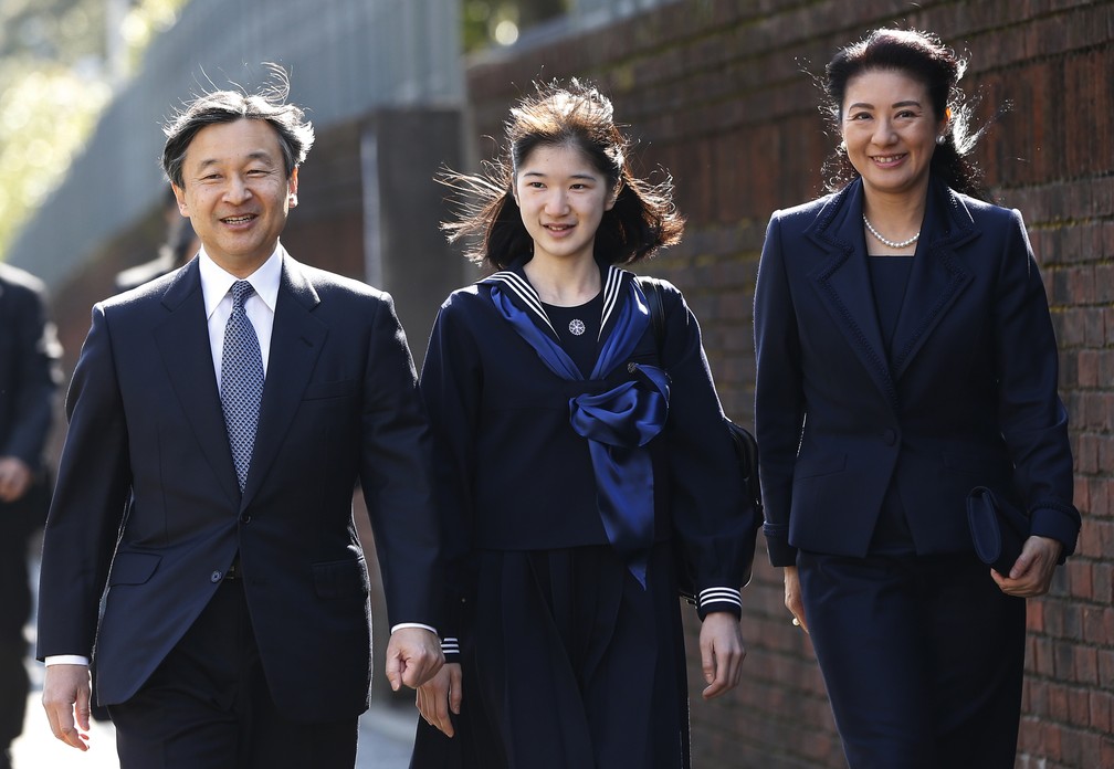O príncipe Naruhito e a princesa Masako acompanham a filha, a princesa Aiko, na festa de formatura da escola, em 2017. — Foto: Issei Kato/Pool /AFP