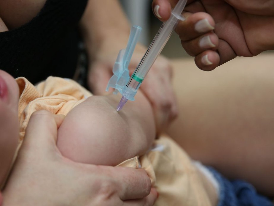 Criança recebendo vacina em Brasília