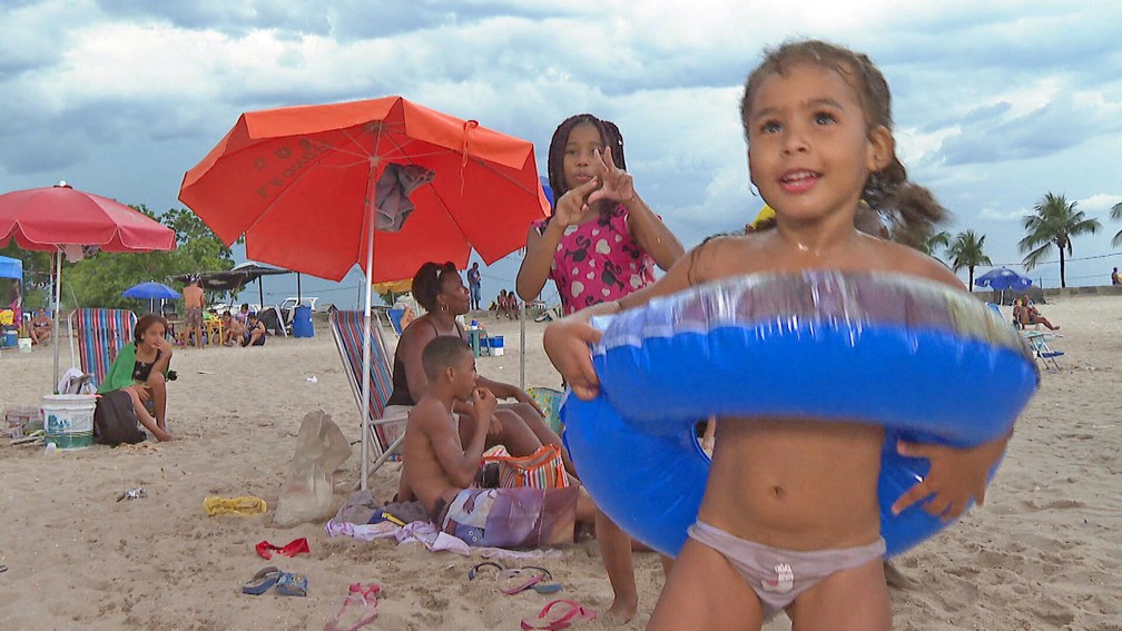 Crianças no Piscinão de Ramos — Foto: Reprodução/TV Globo