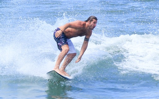 Ehemaliger BBB Diego Alemão surft am Barra da Tijuca Beach, Rio West Zone – Quem