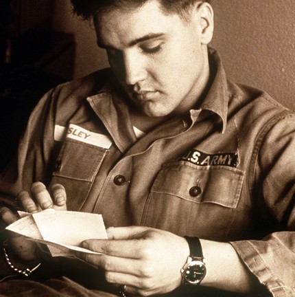 Elvis Presley em uniforme do Exército. O Rei do Rock serviu entre 1958 e 1960, como sargento.  — Foto: AFP 