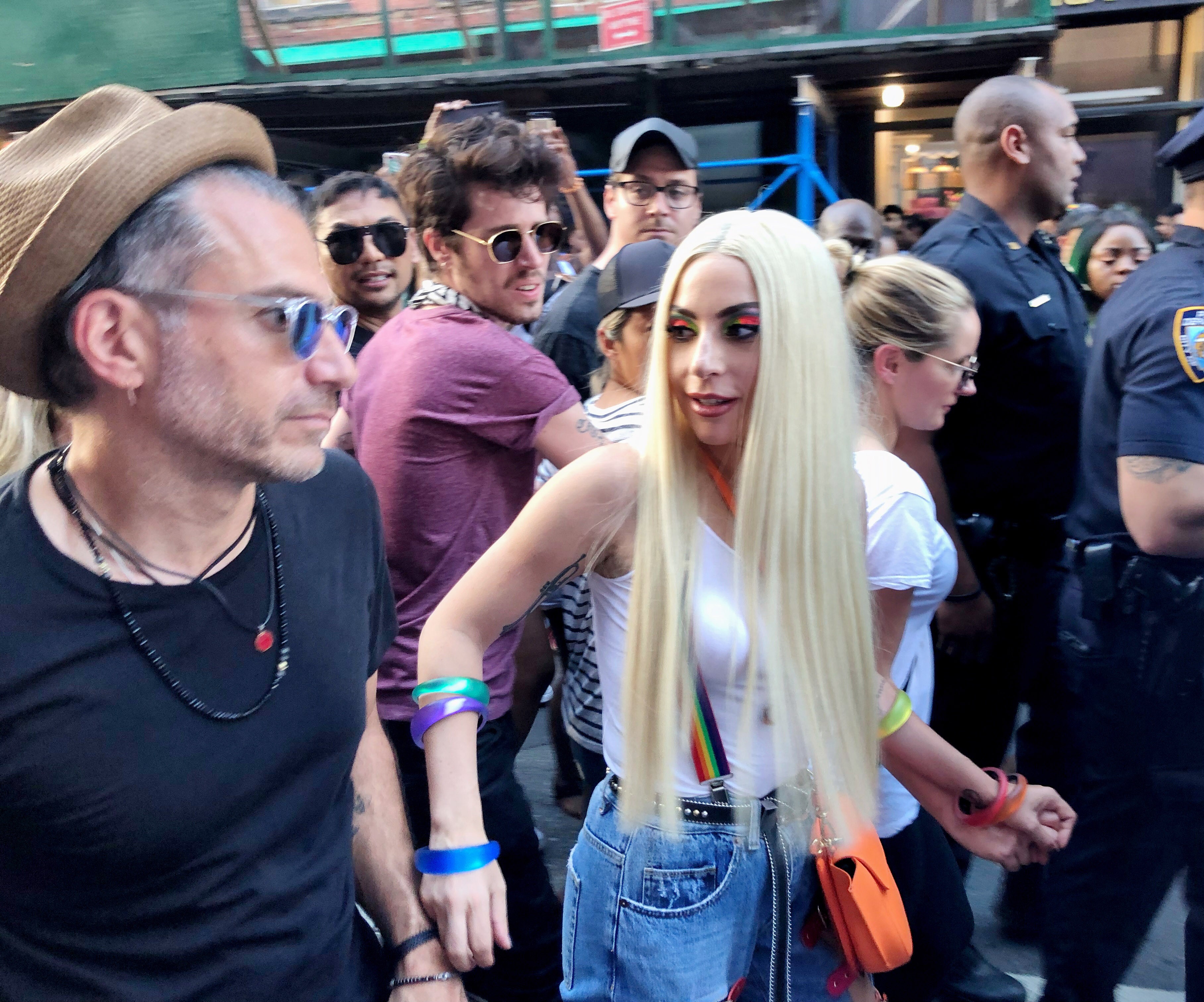 A cantora Lady Gaga com seu namorado e suposto noivo, o empresário Christian Carino (Foto: Getty Images)