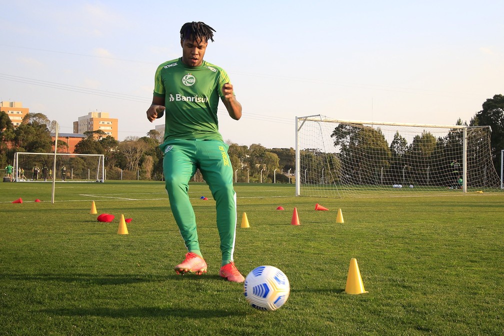 Náutico se aproxima de acerto com Matheus Jesus, meio-campista do Juventude e ex-Corinthians