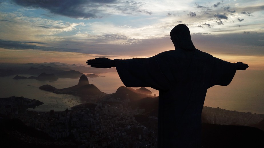 Cristo Redentor e a paisagem carioca