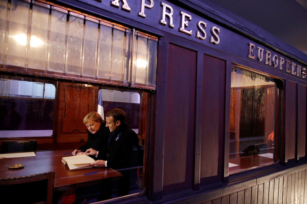 Angela Merkel e Emmanuel Macron em rÃ©plica de vagÃ£o onde armistÃ­cio foi assinado em 1918, pondo fim Ã  Primeira Guerra Mundial â€” Foto: Philippe Wojazer/Reuters