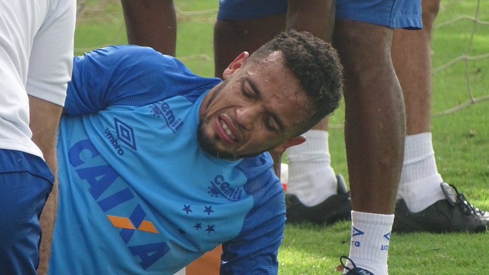 Rafinha leva pancada, Fred tem indisposição, e Neves não treina outra vez