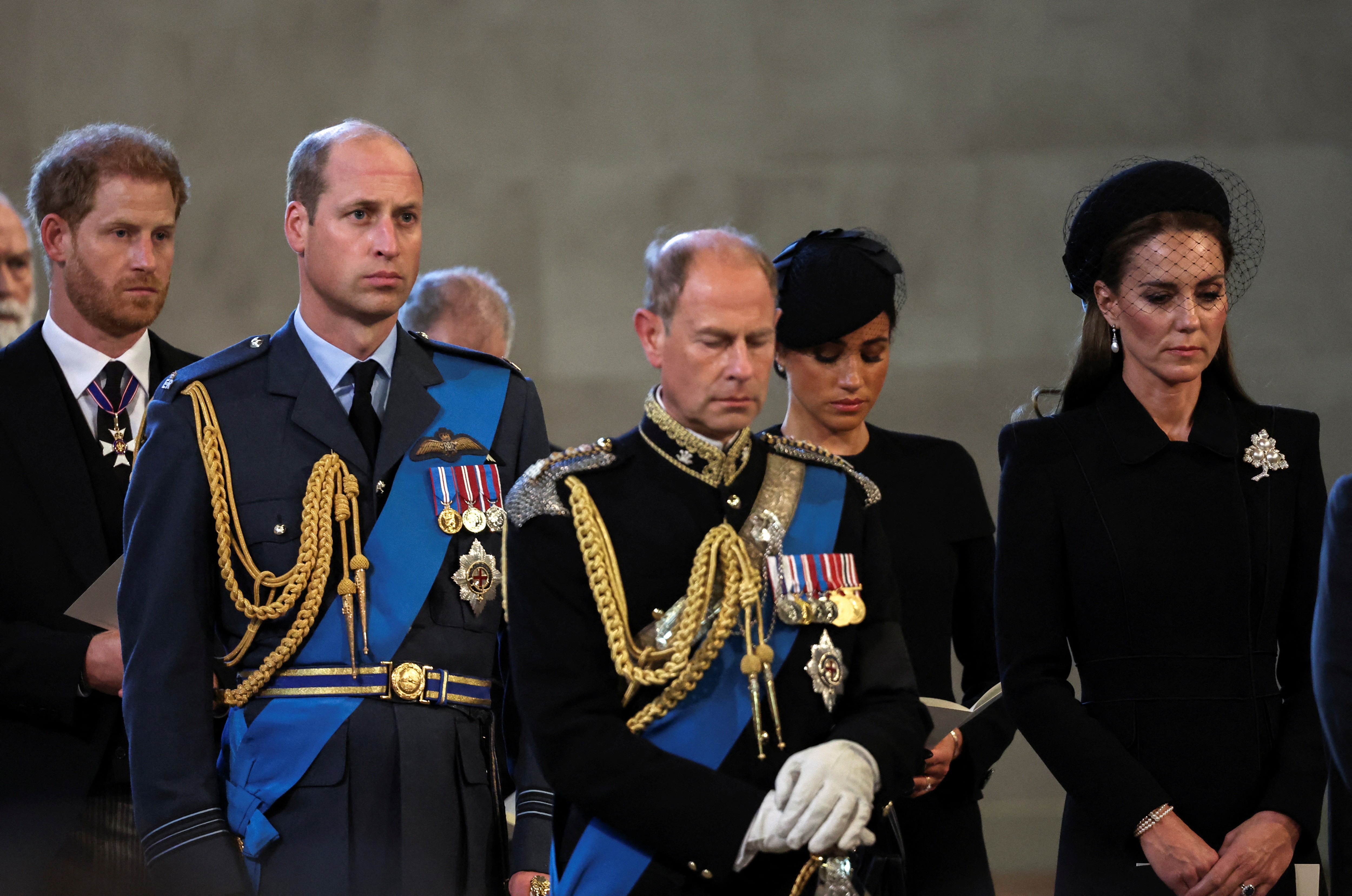 LONDON, ENGLAND - SEPTEMBER 14: Prince Edward, Earl of Wessex, (C) Prince William, Prince of Wales, Catherine, Princess of Wales, Prince Harry, Duke of Sussex, (L) ay their respects during the ceremonial procession of the coffin of Queen Elizabeth II from (Foto: Getty Images)