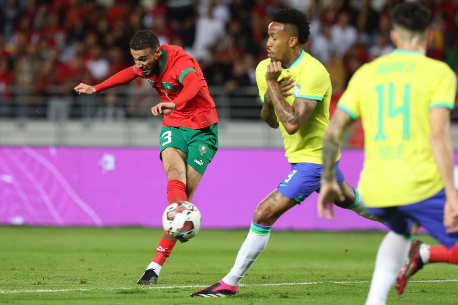 Mazraoui chuta diante de Eder Militão na derrota do Brasil para Marrocos