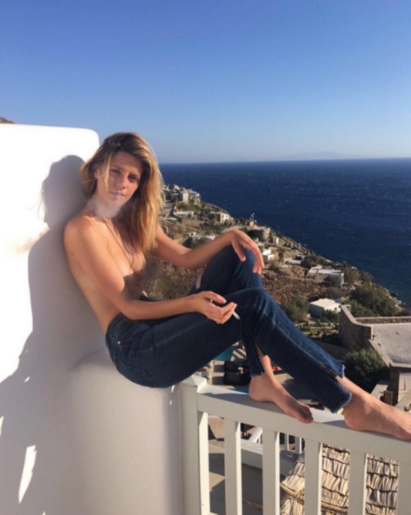 A atriz Mischa Barton posou de topless nas redes sociais (Foto: Instagram)