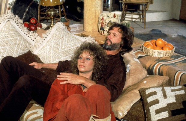 Barbra Streisand e Kris Kristofferson em cena de 'Nasce uma Estrela' (Foto: Reprodução)