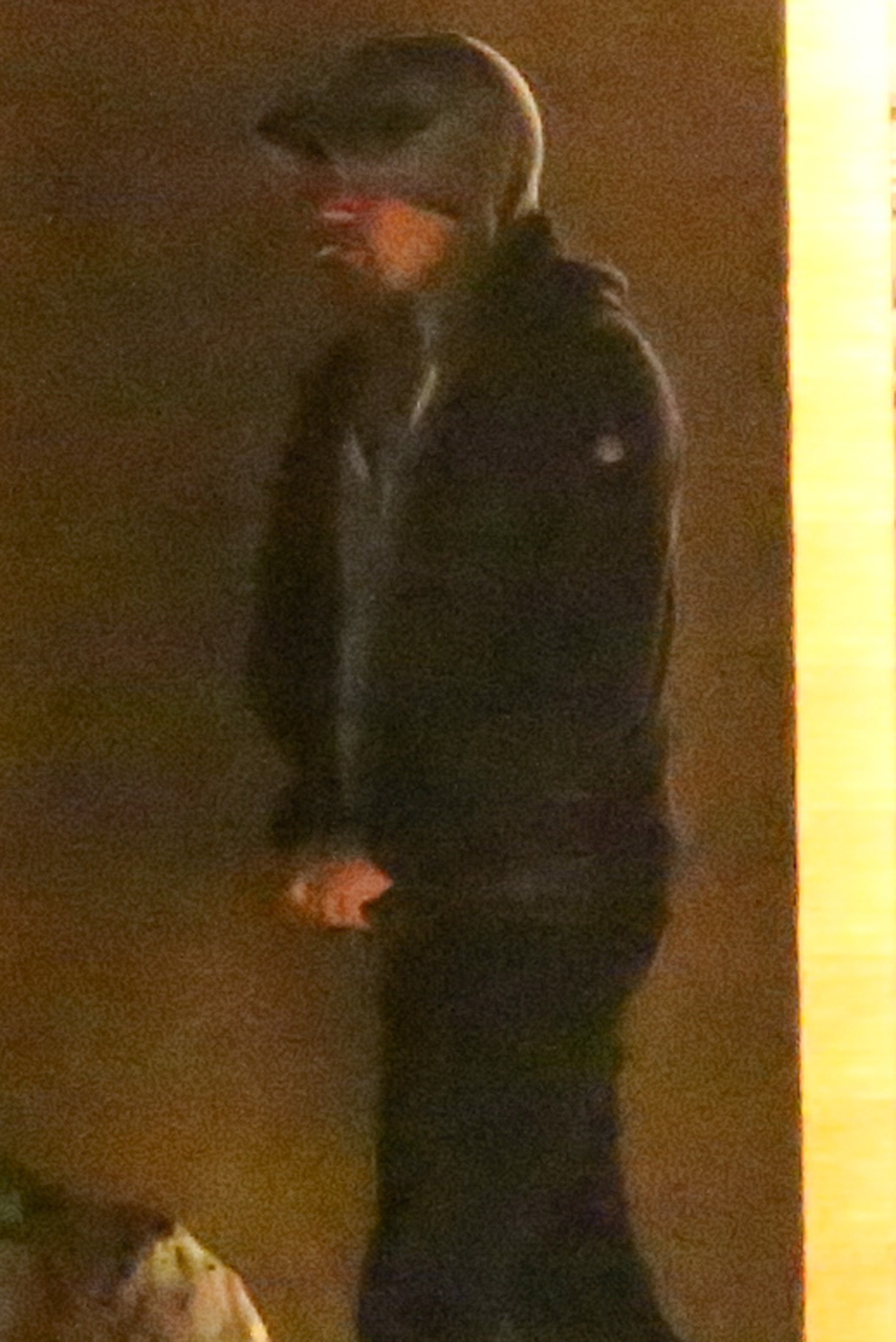 O ator não deixou de lado seu cigarro eletrônico nem por um segundo  (Foto: AKM-GSI)