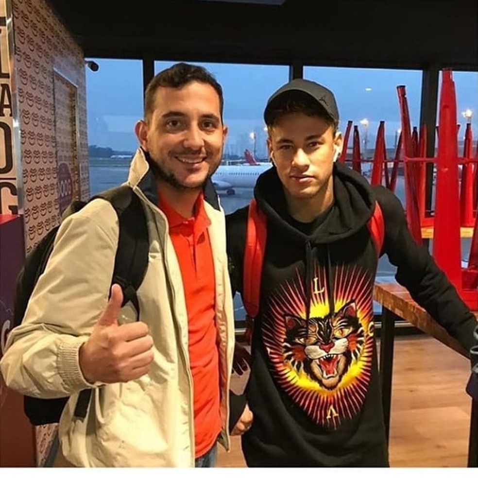 FÃ£ posa com Neymar no aeroporto em SÃ£o Paulo (Foto: ReproduÃ§Ã£o / Instagram)