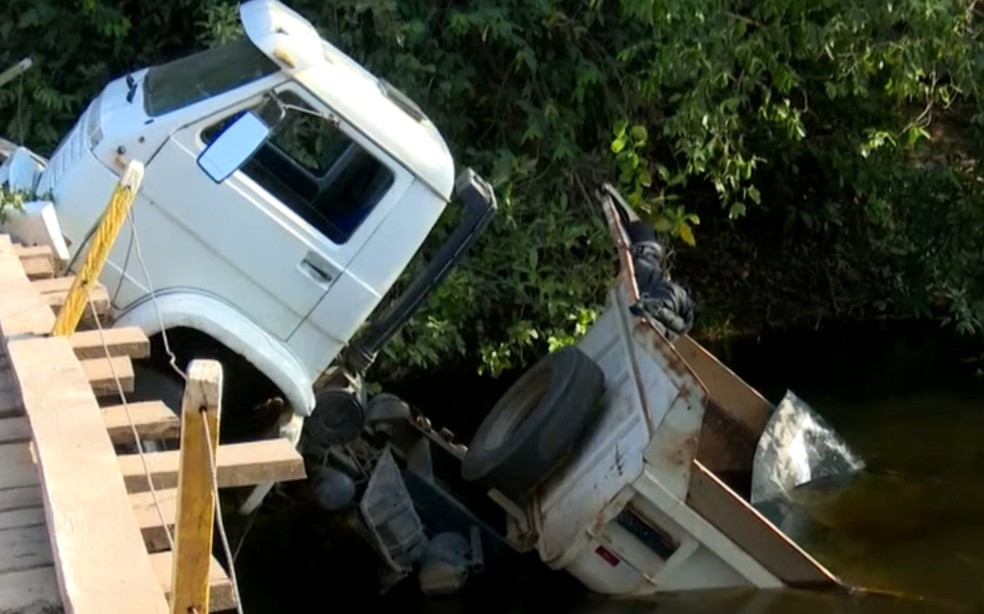 Veículo ficou pendurado pelo para-choque com a caçamba dentro do rio, em Barreiras — Foto: Reprodução/TV Oeste