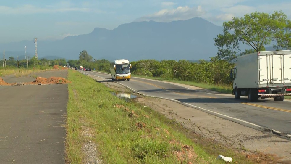 Acidente deixou seis mortos em Guapimirim; motorista diz que perdeu controle dando passagem a outra carreta — Foto: Reprodução/TV Globo