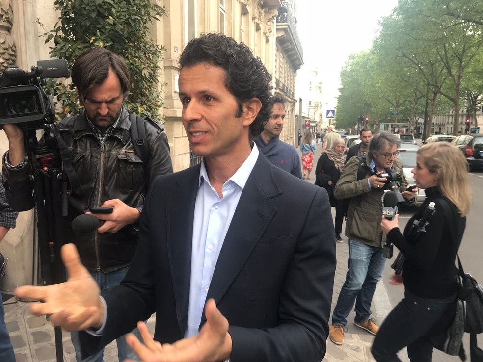 Rodrigo Lasmar explica situação de Daniel Alves em coletiva em Paris (Foto: Colin Vieira)